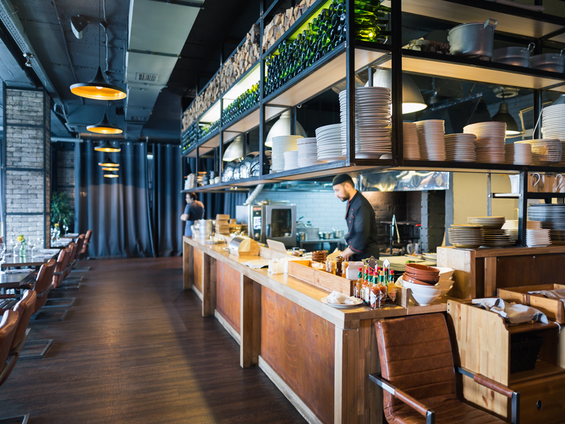 Cucina a vista in un ristorante Cuneo Arreda